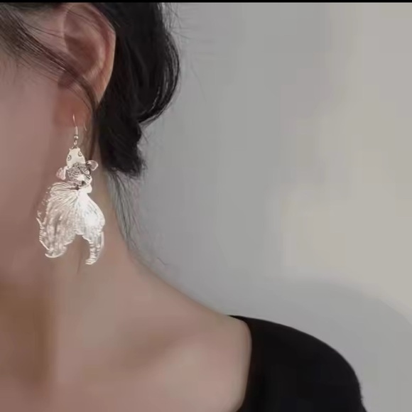 Free People feather light filigree silver Koi Fish Earrings - Picture 3 of 3